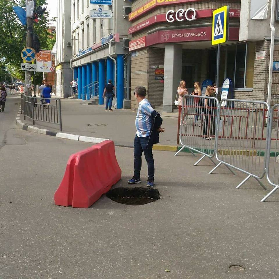 А вот аргентинец в раздумьях — лезть в яму или пройти мимо... А вот аргентинец в раздумьях — лезть в яму или пройти мимо...