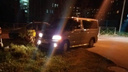 Двое новосибирцев подрались из-за припаркованной на газоне машины