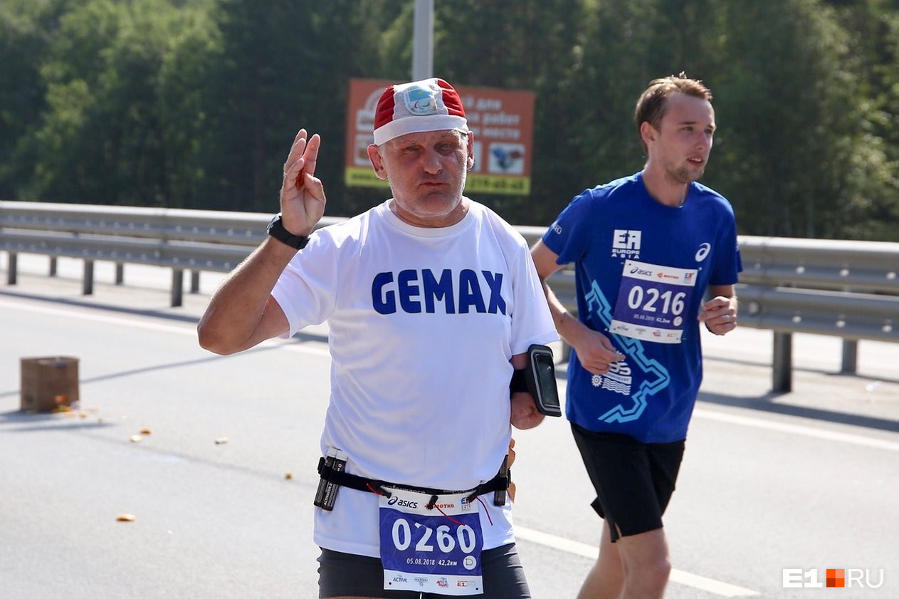 Это Олег из Казахстана, он уже не первый раз бежит марафон
