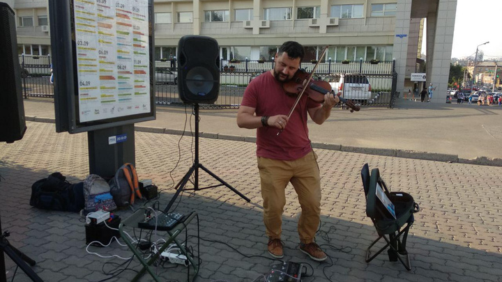 Скрипач-путешественник застрял в Красноярске из-за паводка в Тулуне и дал концерт в центре