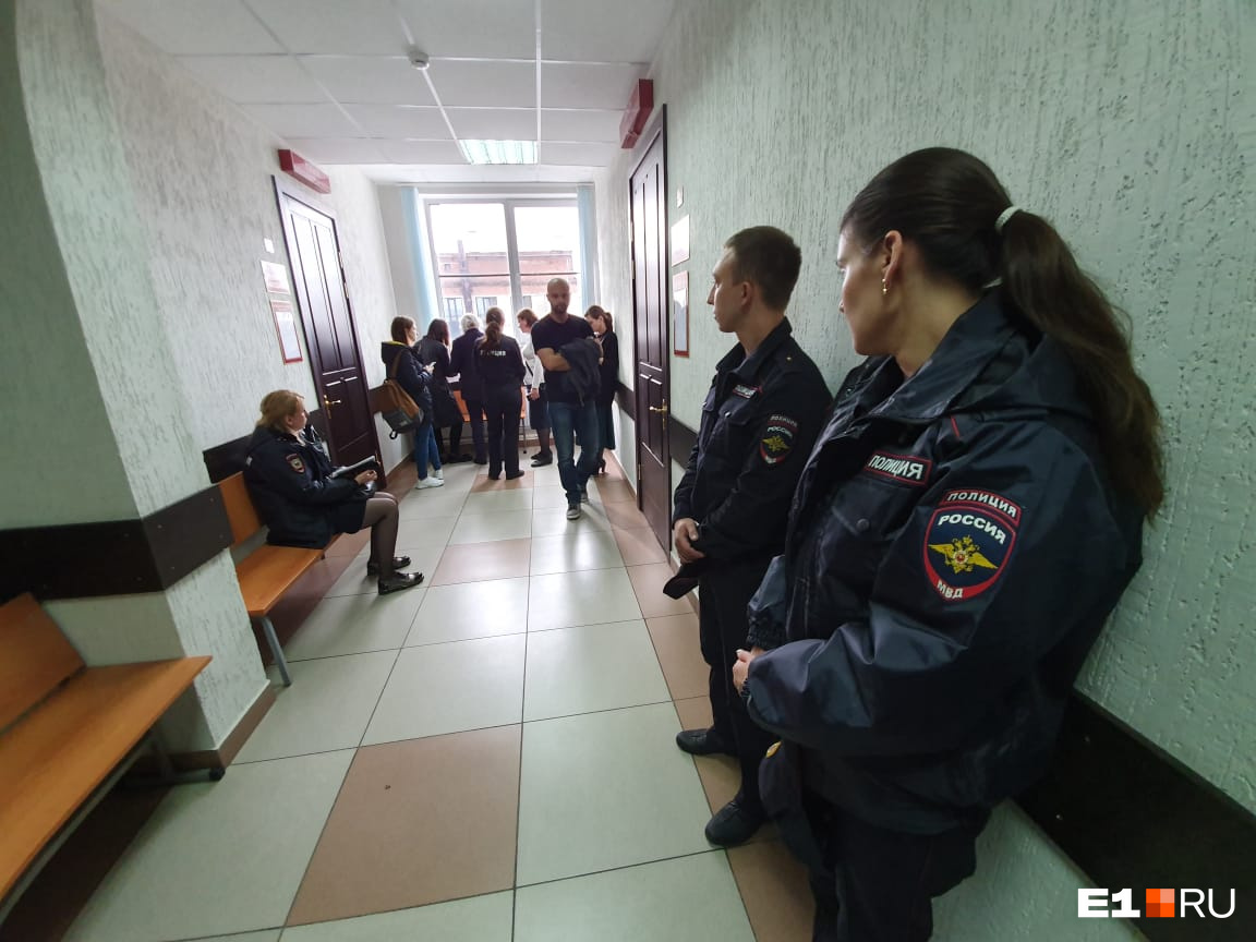 Иванову сопровождают четыре сотрудника полиции Иванову сопровождают четыре сотрудника полиции