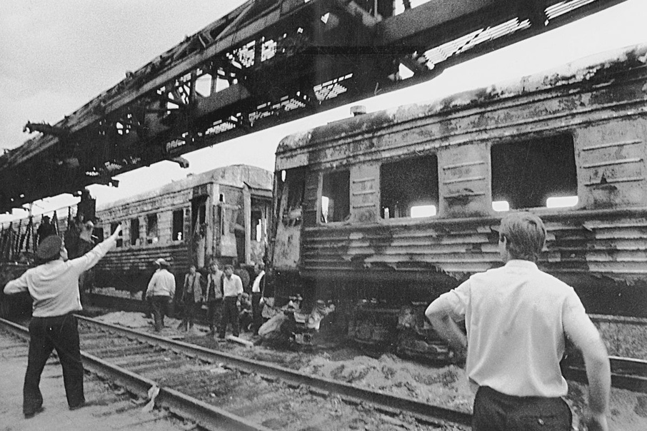 В двух пассажирских поездах ехали почти 1300 человек, половина из которых погибла