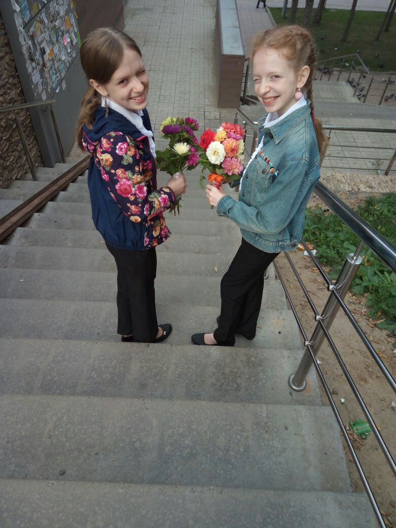 Саша и Рита встречают первый день в восьмом и шестом классе соответственно