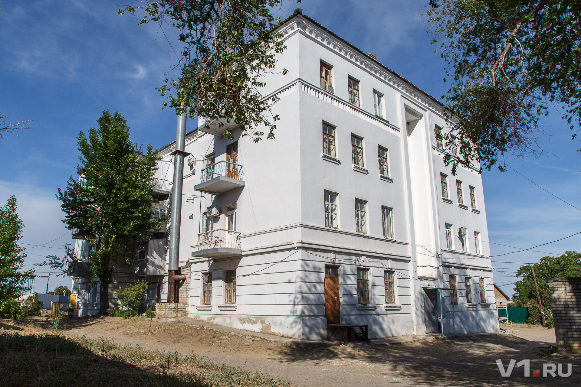 Особняком во всех смыслах стоит среди частного сектора на Крепильной, 130 этот четырехэтажный красавец, чудом переживший Сталинградскую битву Особняком во всех смыслах стоит среди частного сектора на Крепильной, 130 этот четырехэтажный красавец, чудом переживший Сталинградскую битву