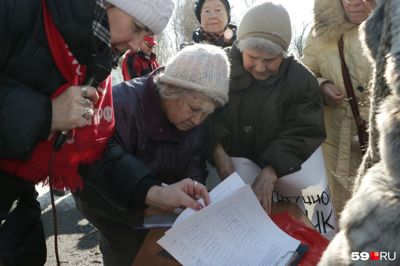В конце митинга его участники подписали обращение в администрацию Перми. В нем они требуют еще раз обсудить изменения в маршрутную сеть города с жителями Свердловского района