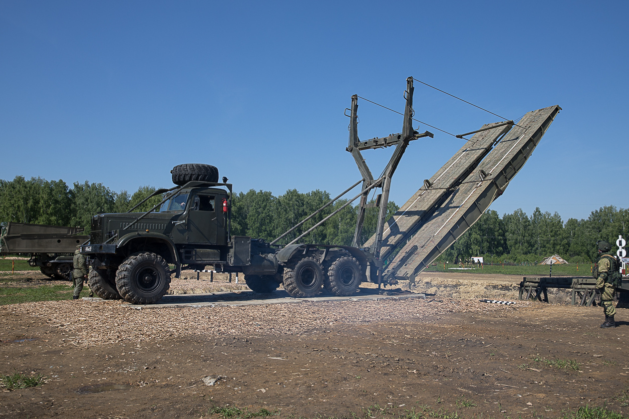 А
в боевой обстановке вместо
такого автомобиля работают
мостоукладчики на танковом шасси,
например МТУ-90 <br>