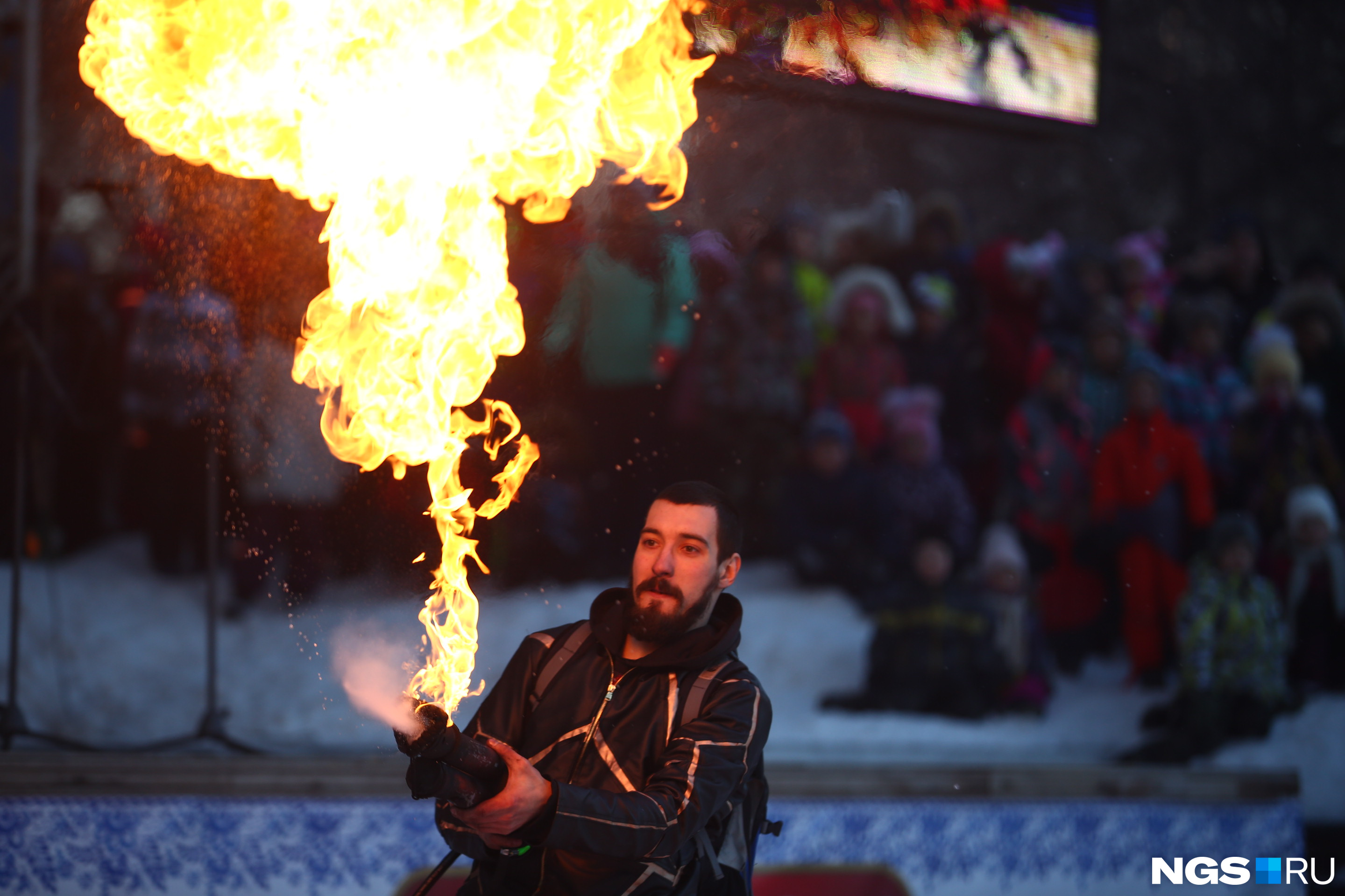 Заключительной частью огненного шоу стало выступление артиста с огнемётом