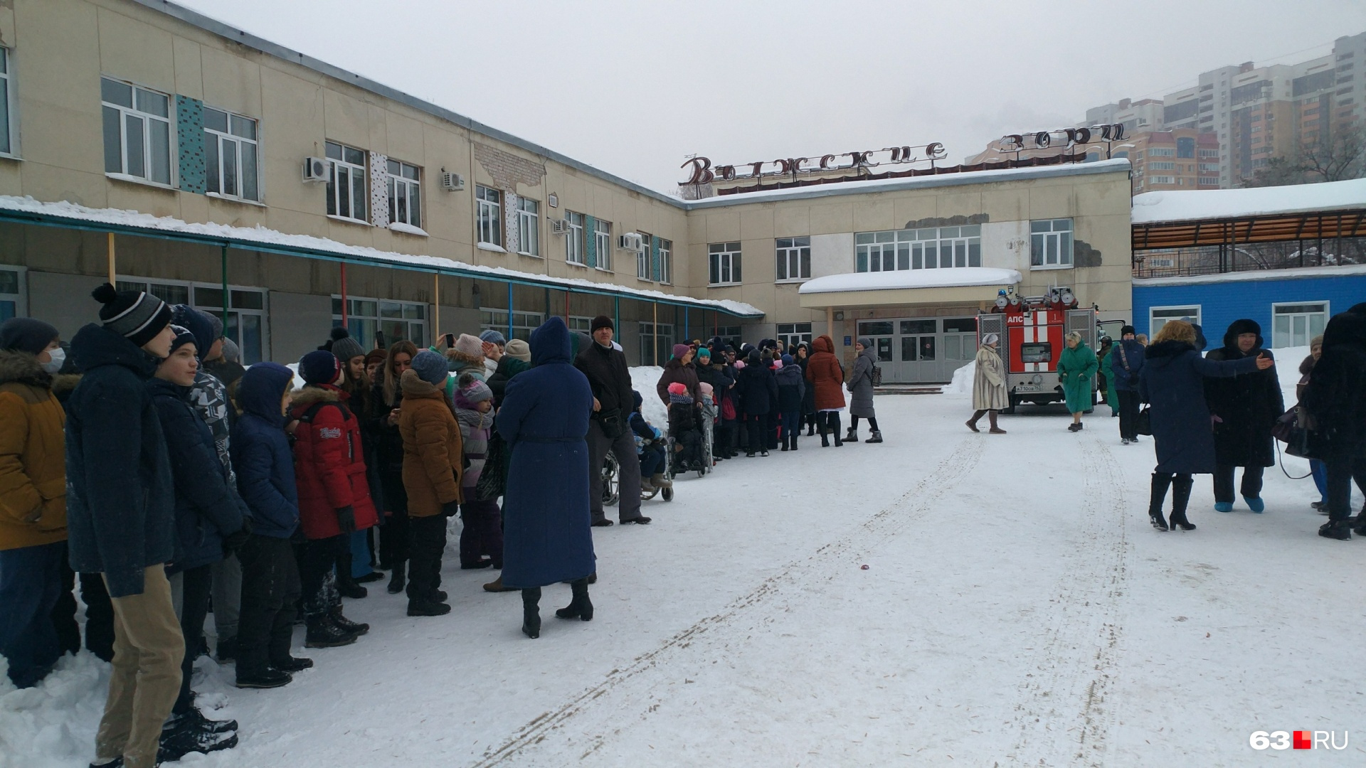В Самаре десятки юных
пациентов с родителями ждут, пока МЧС обследуют детскую больницу В Самаре десятки юных
пациентов с родителями ждут, пока МЧС обследуют детскую больницу