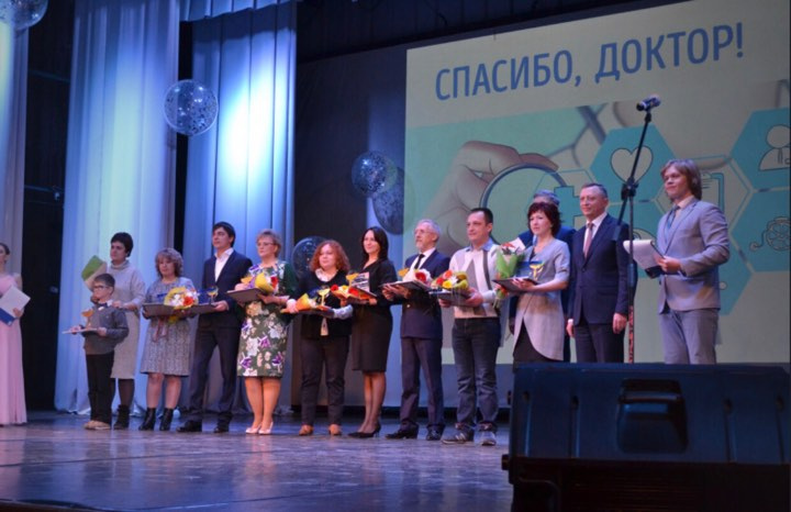 Награду за Дмитрия Титова получили его супруга Вера Чурилова и старший сын Гоша (на фото они крайние с левой стороны)