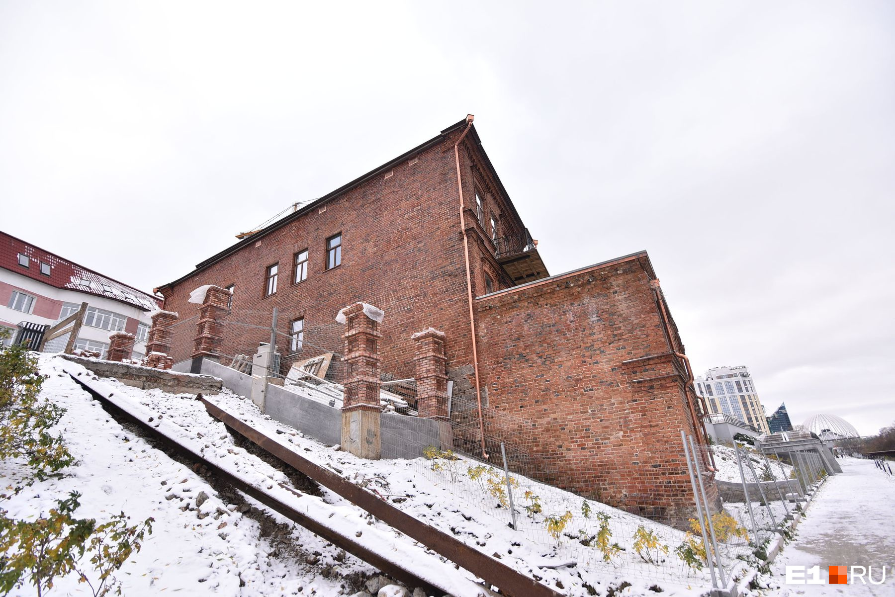 сад на горького екатеринбург. косой дом адрес. косой дом адрес. доходный дом купца чувильдина. косой дом горького 14.