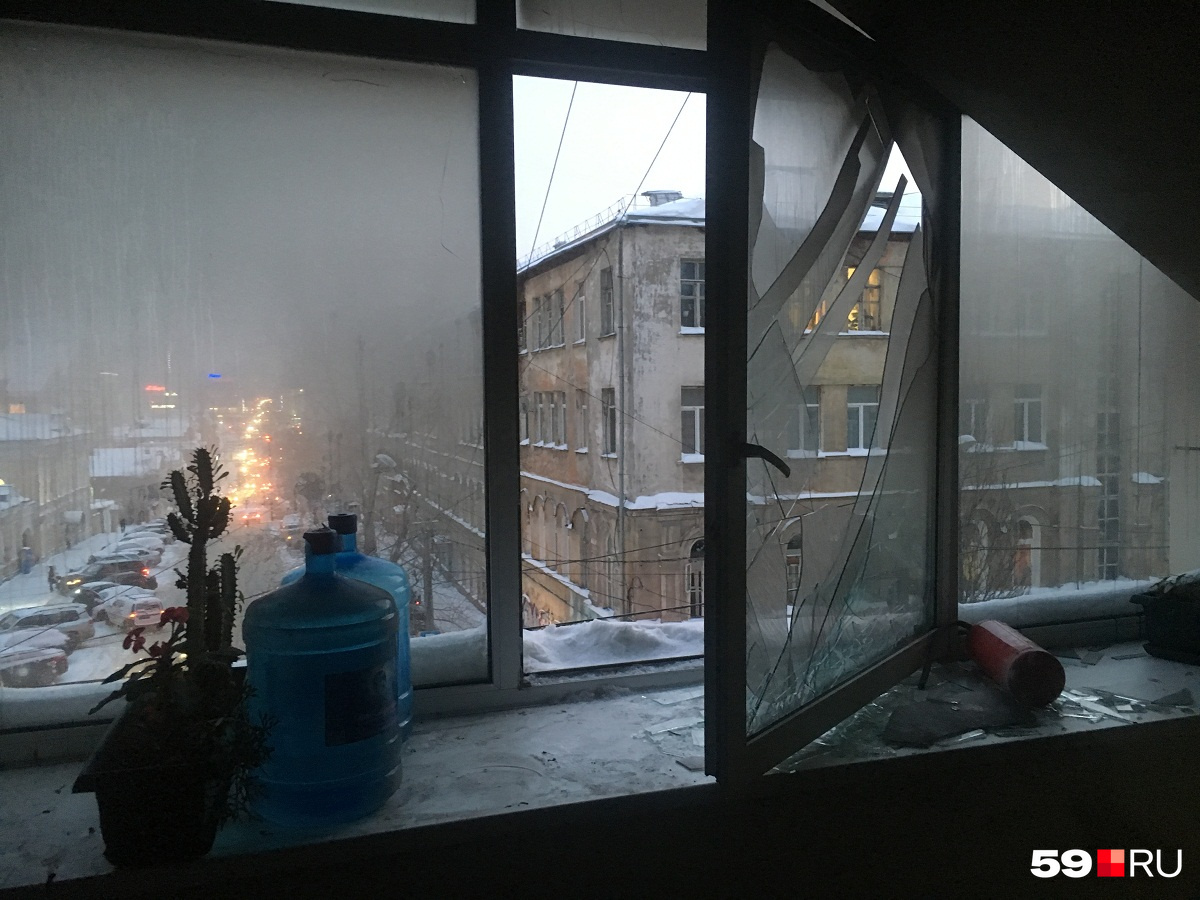 На подоконнике — осколки и огнетушитель. Все здесь подтверждает недавнее происшествие На подоконнике — осколки и огнетушитель. Все здесь подтверждает недавнее происшествие