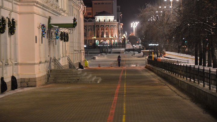 Пустой город: наслаждаемся видами Екатеринбурга, который медленно просыпается после праздничной ночи
