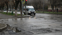 «В последний раз ремонтировали при Ельцине»: в Волгограде под дождем залатали убитую дорогу