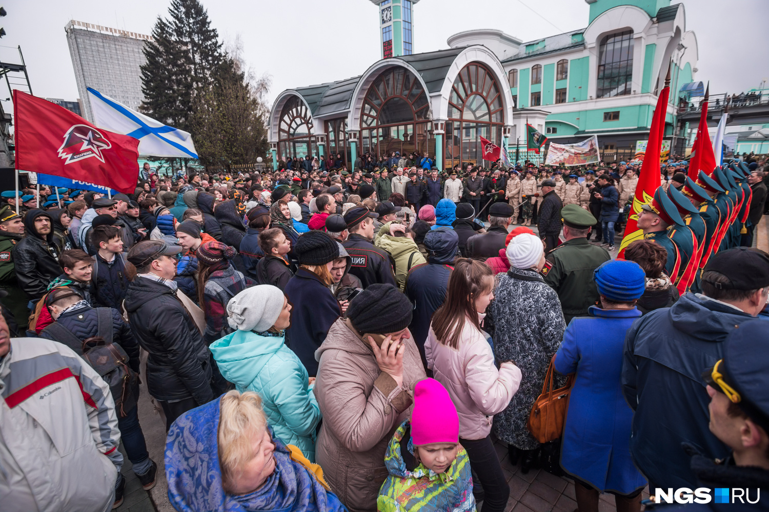 Несмотря на погоду, собралось больше сотни человек Несмотря на погоду, собралось больше сотни человек
