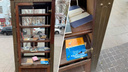 Стёкла книжного шкафа на Мира разбило ураганным ветром: прохожий забрал и оставшиеся куски. Видео