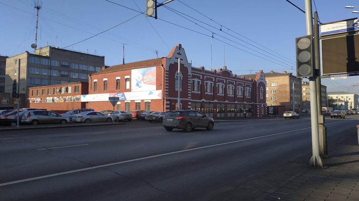 В центре на Ленина в квартале между перекрестками воткнули дополнительный светофор