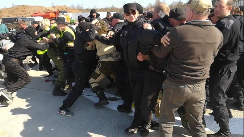 В конфликте участвовали порядка 80 охранников и 40 активистов В конфликте участвовали порядка 80 охранников и 40 активистов