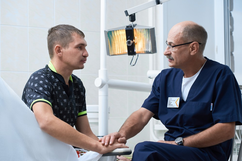 Первый пациент после такой операции Александр и доктор Андрей Гербертович Симонов 