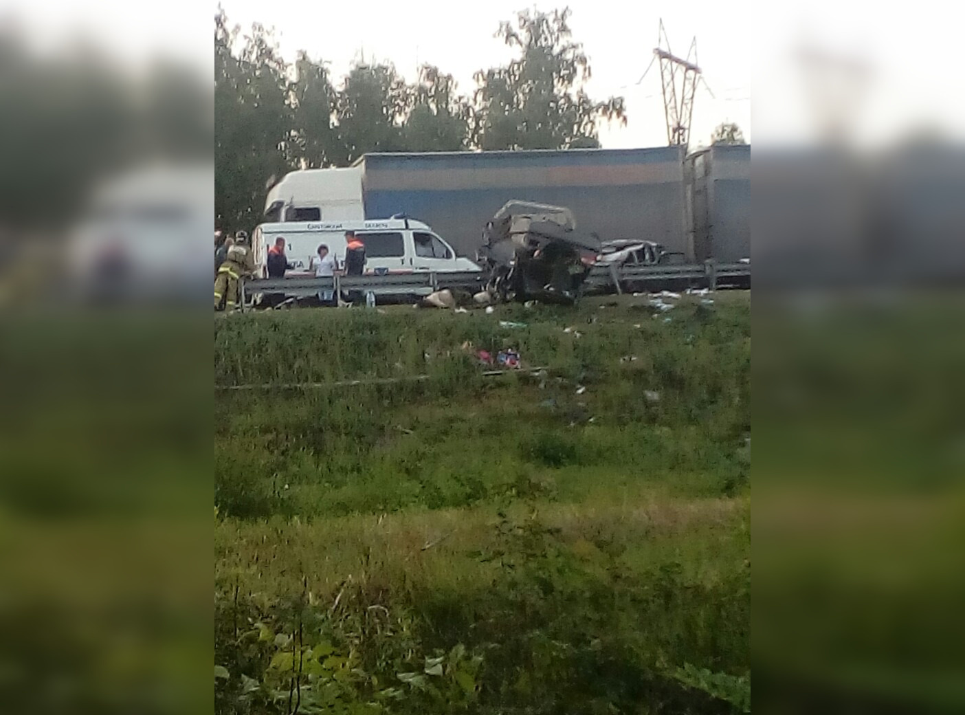Сотрудники службы спасения помогали доставать людей из искореженных машин Сотрудники службы спасения помогали доставать людей из искореженных машин