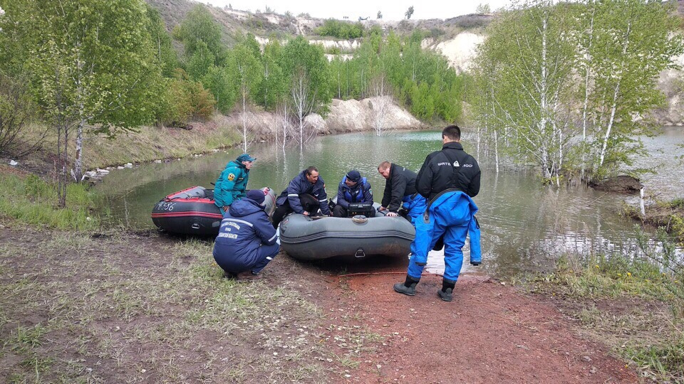 Работу водолазам осложняет нулевая видимость на дне водоёма Работу водолазам осложняет нулевая видимость на дне водоёма