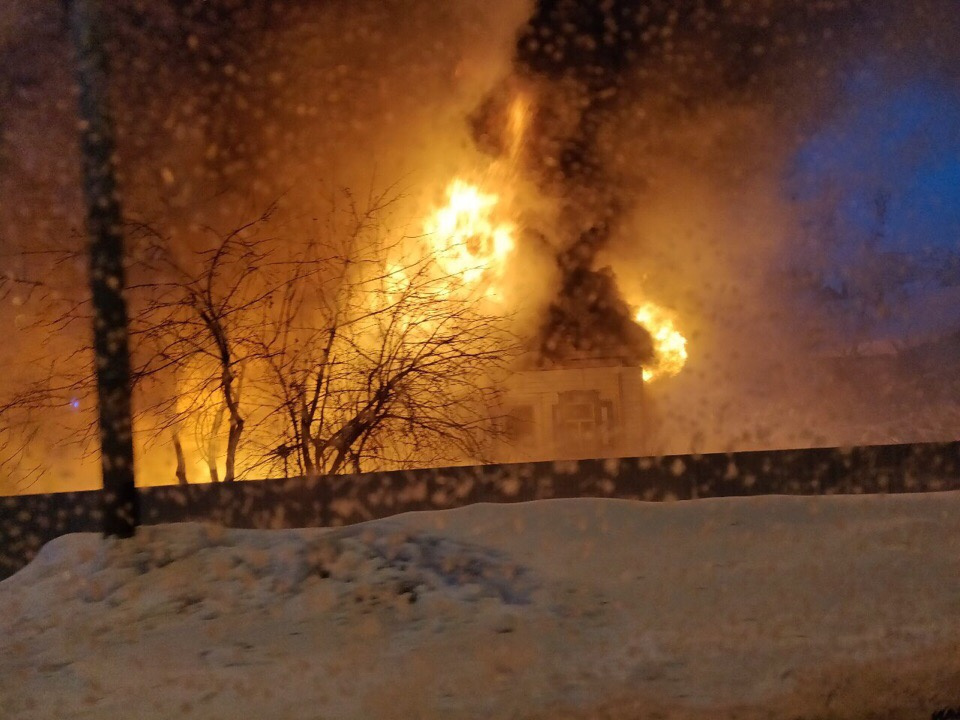 Часть дома уже полностью уничтожило пламя Часть дома уже полностью уничтожило пламя