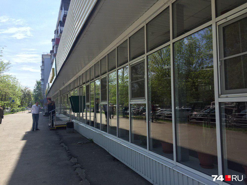 Раньше, по словам жителей, здесь работал магазин одежды и промтоваров Раньше, по словам жителей, здесь работал магазин одежды и промтоваров