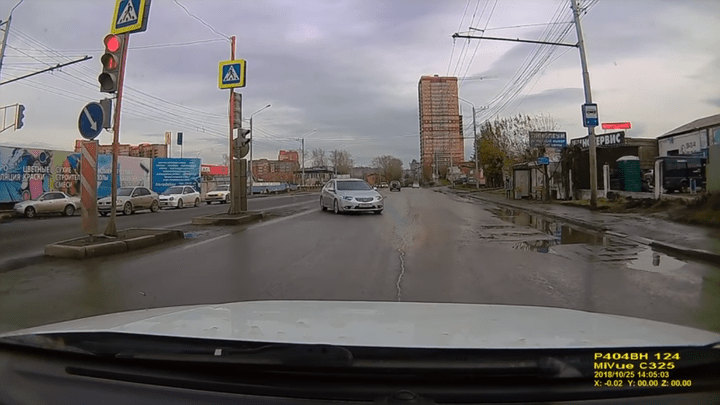 Непристегнутый водитель снял четыре нарушения ПДД на светофоре по Калинина за 20 секунд