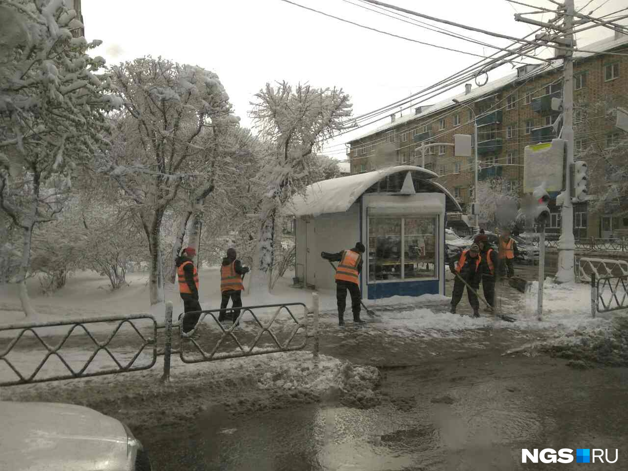 Уличные рабочие сваливают снег в лужи