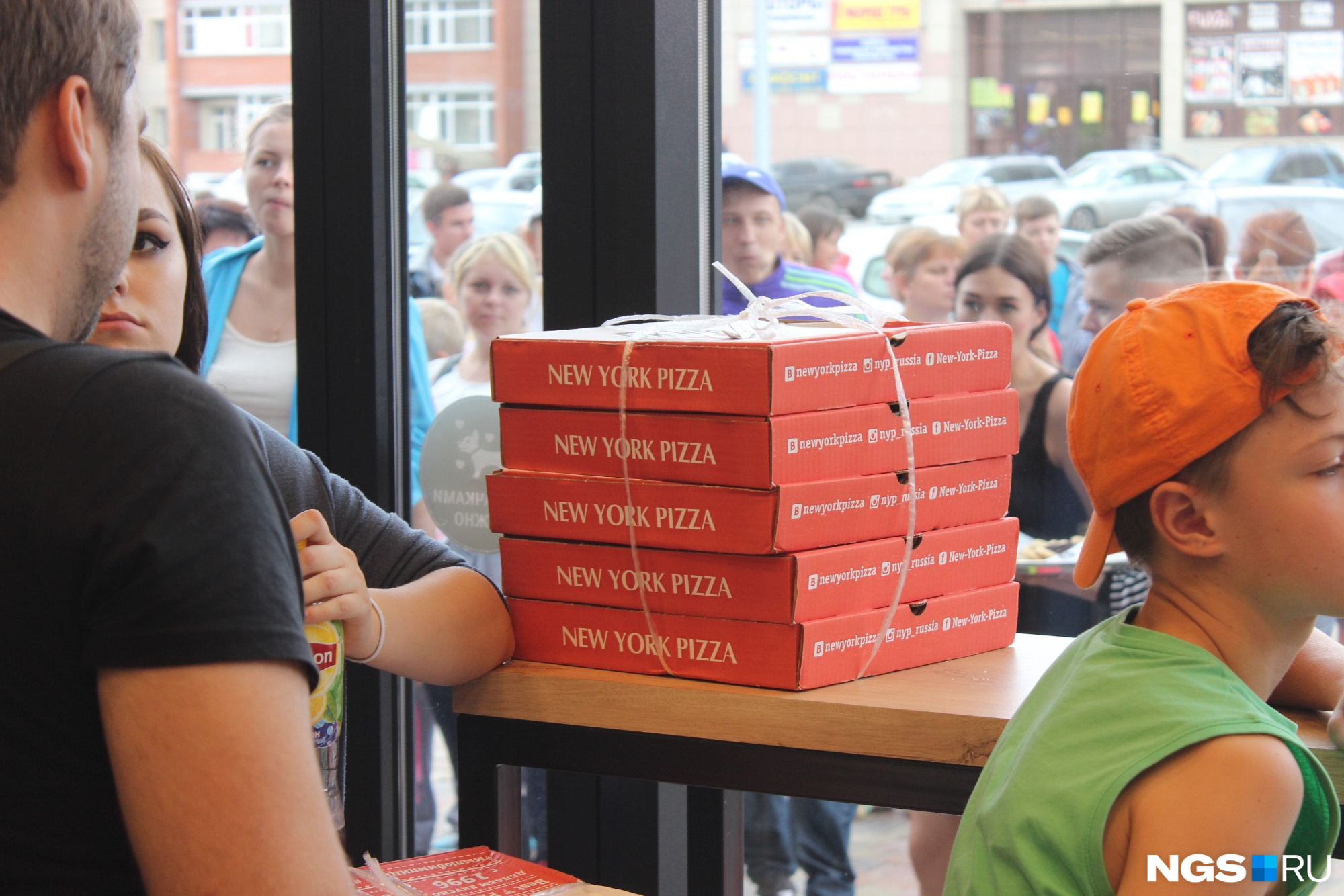 Поначалу заведение готово было продавать по пять пицц в одни руки, но из-за большого количества желающих вынуждено было сократить норму до двух