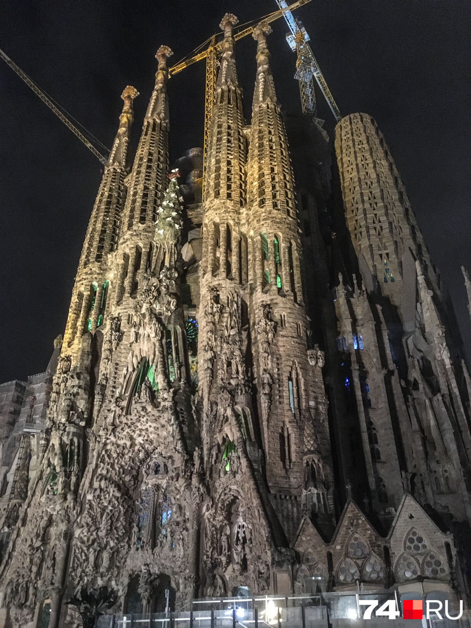 Наша первая цель: храм Sagrada Familia начали строить в 1882 году, а закончат, предположительно, в 2026 году, через сто лет после смерти Антонио Гауди