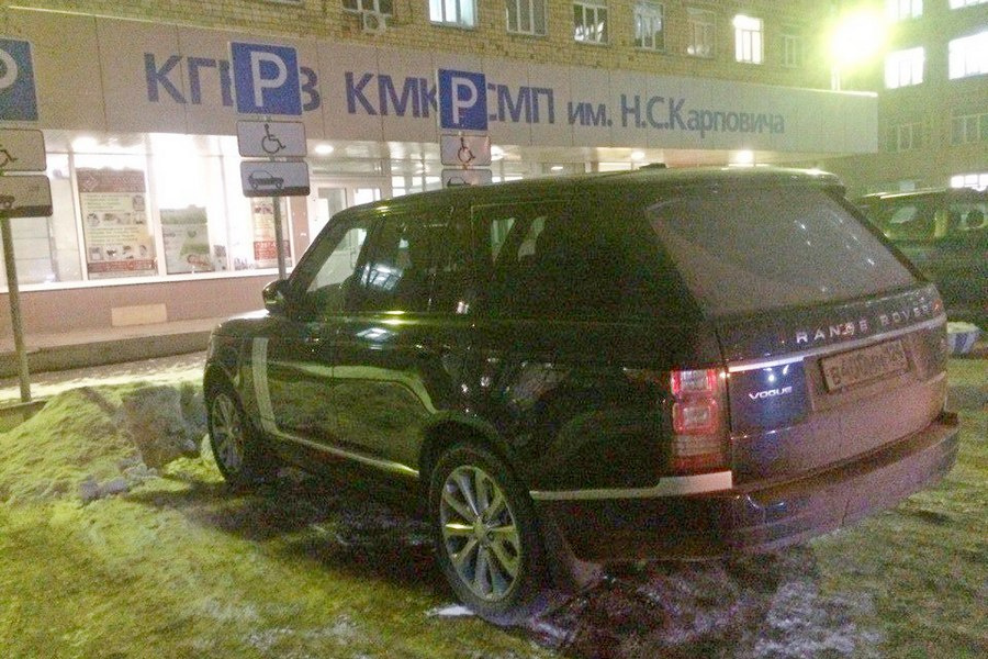 Очередной Range Rover на парковке для инвалидов. Фото: Dima Koreybo