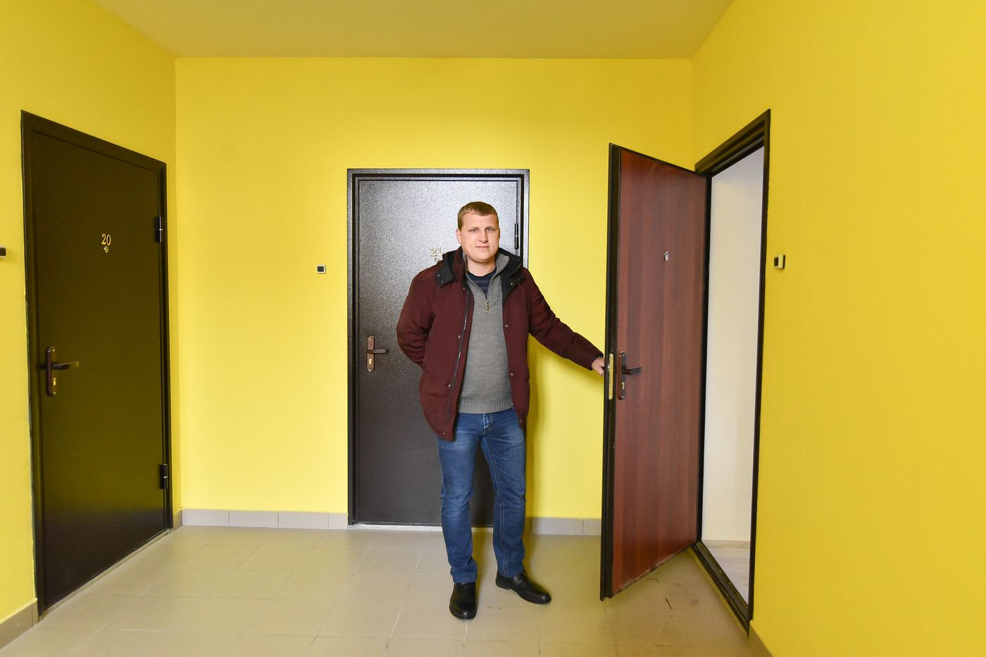 Виталий показал одну из готовых квартир с чистовой отделкой, куда скоро заселится молодая семья Виталий показал одну из готовых квартир с чистовой отделкой, куда скоро заселится молодая семья