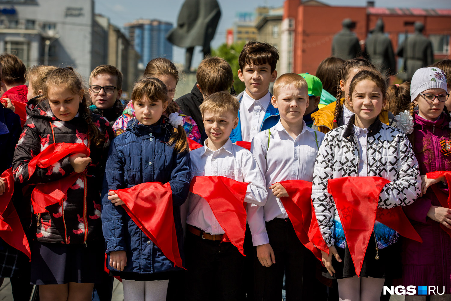 Школьники из нескольких. Пионер Новосибирск. Посвящение в пионеры в Новосибирске Центральный парк. Пионеры на площади в 2010 в Благовещенске. Сотни для школьников.