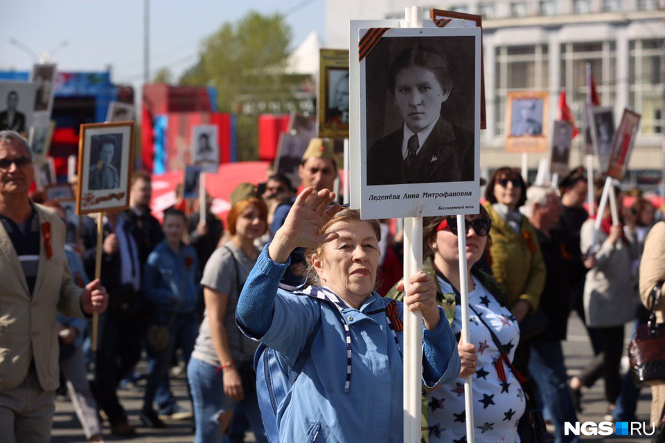 «Бессмертный полк» замыкал прохождение военного парада на площади Ленина