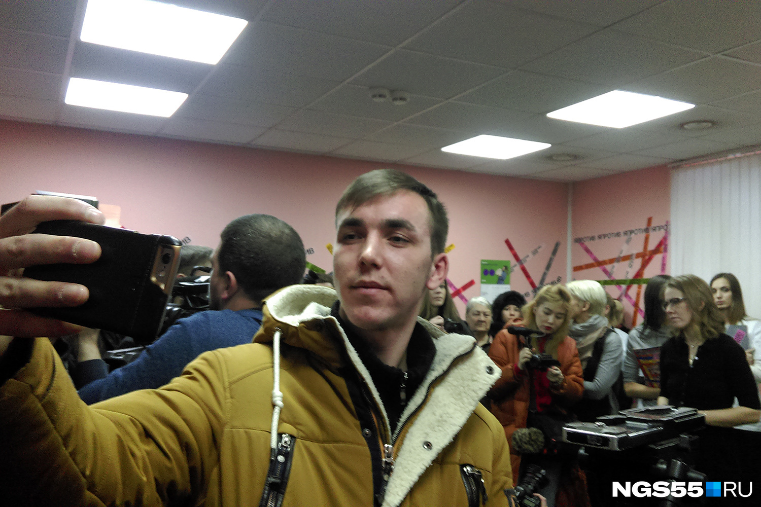 Артём после того, как задал вопрос про воду в небольшом селе, сделал селфи на фоне Ксении Собчак Артём после того, как задал вопрос про воду в небольшом селе, сделал селфи на фоне Ксении Собчак