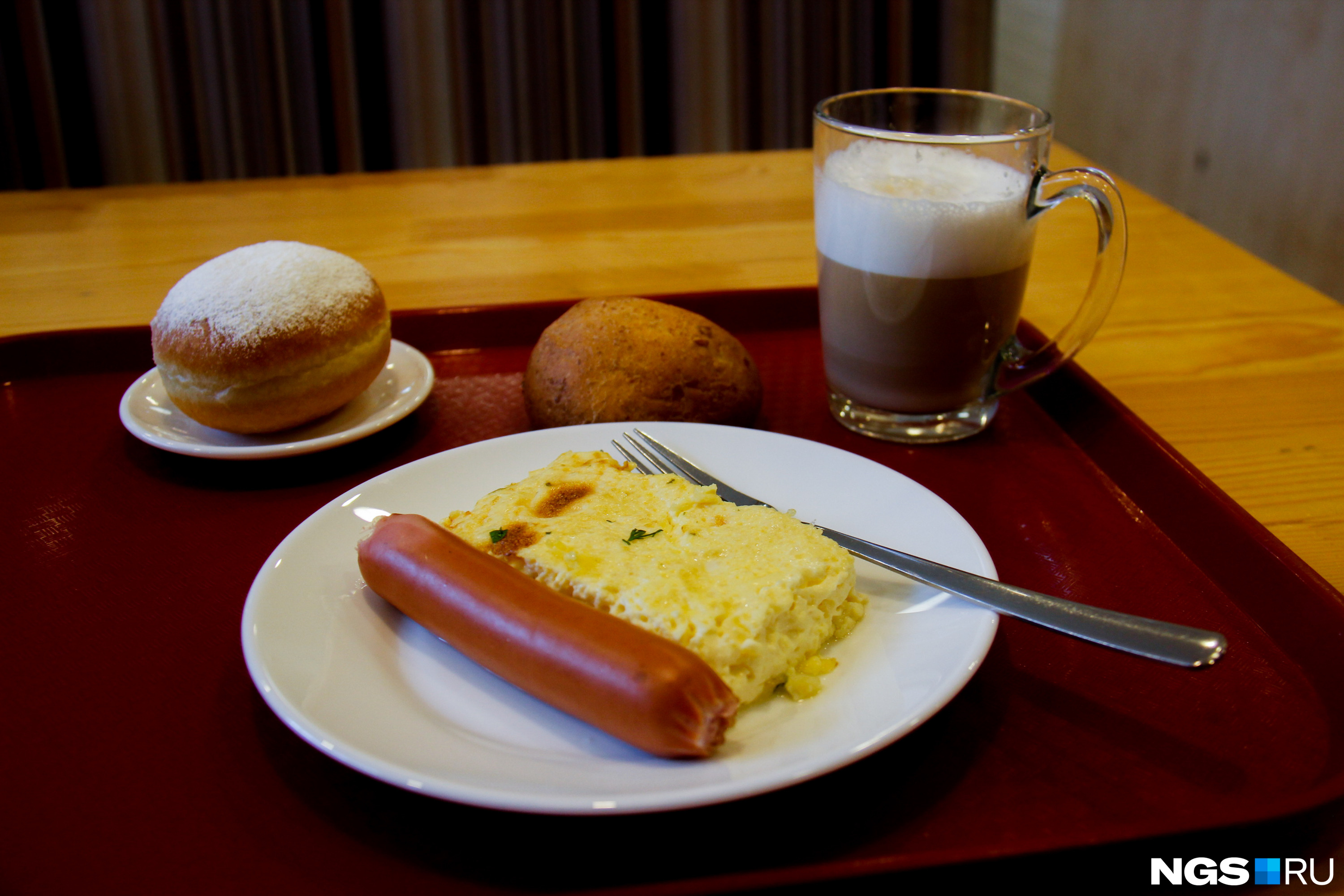 Американский завтрак в «Вилке-Ложке» за 99 рублей, сосиска и булочка стоили ещё 80 рублей