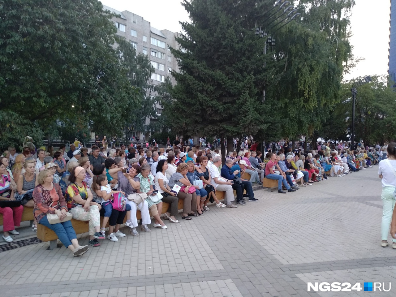 Другие вовсе выбрали уют — с лавочки тоже отлично слышно Другие вовсе выбрали уют — с лавочки тоже отлично слышно