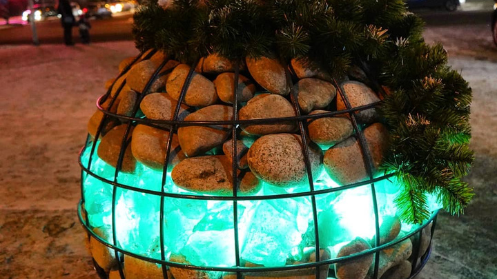 На Взлётке появились новогодние украшения в виде елочных шариков