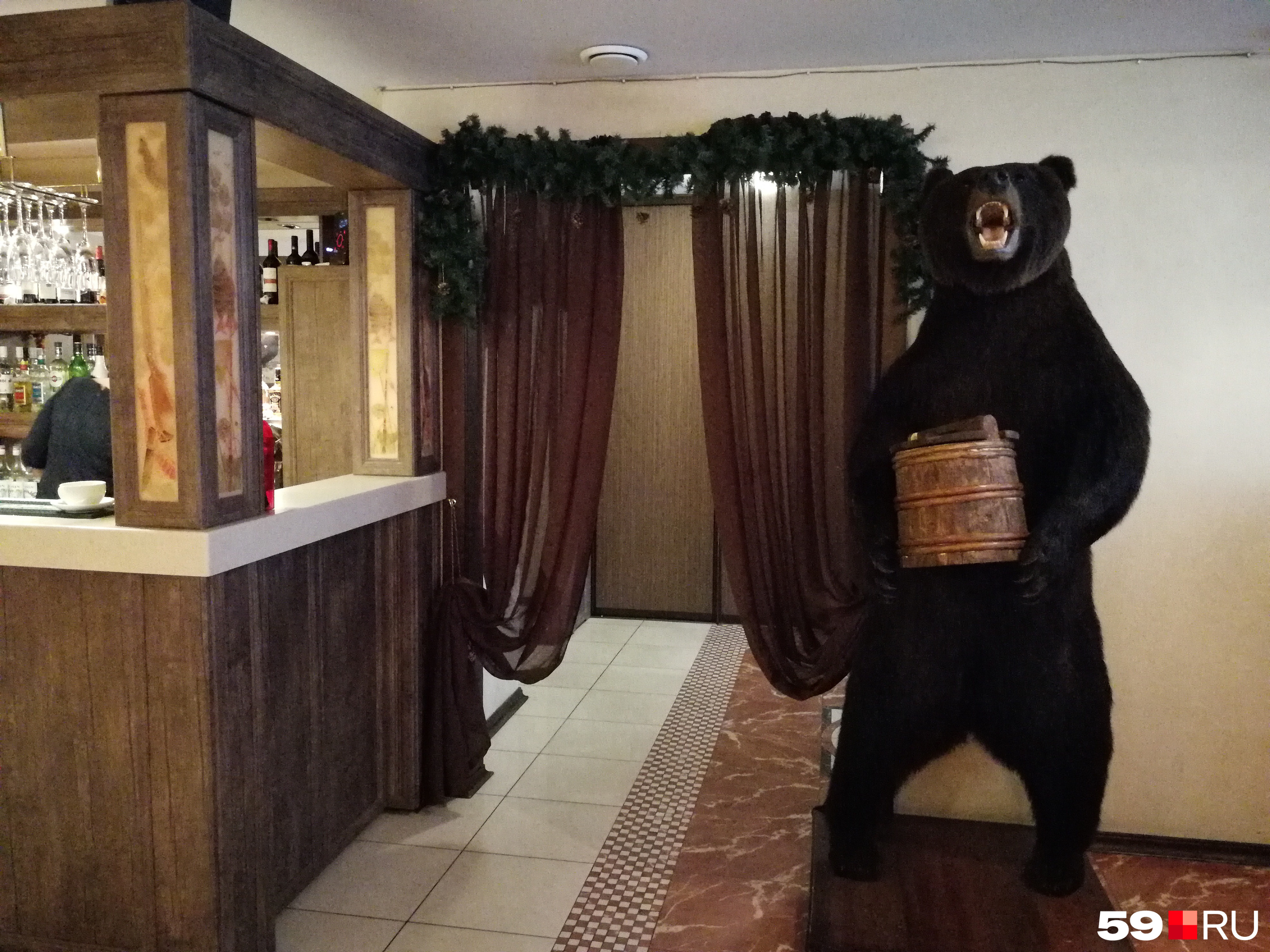У входа в зал разместили чучело медведя