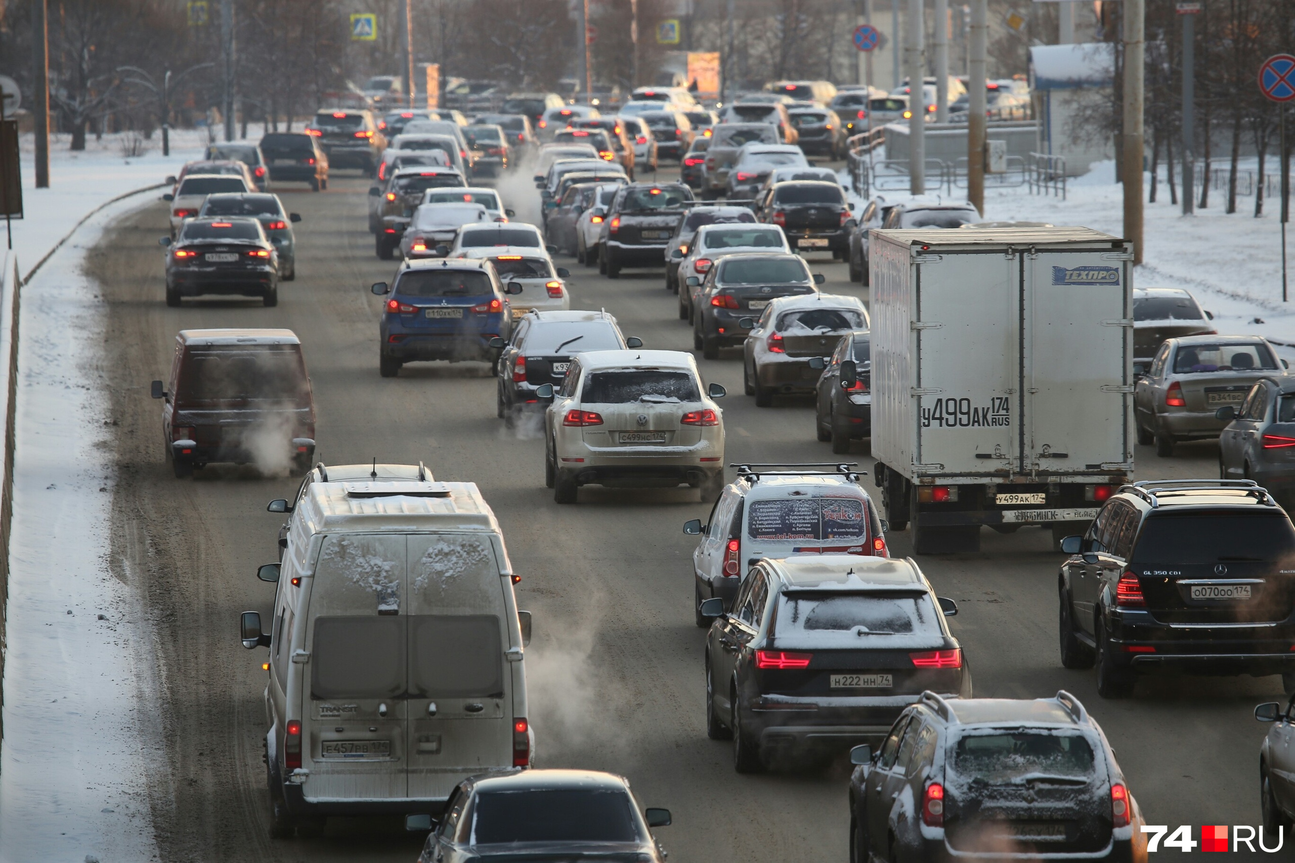 Челябинские автомобилисты стоят второе утро подряд на нечищеных дорогах Челябинские автомобилисты стоят второе утро подряд на нечищеных дорогах