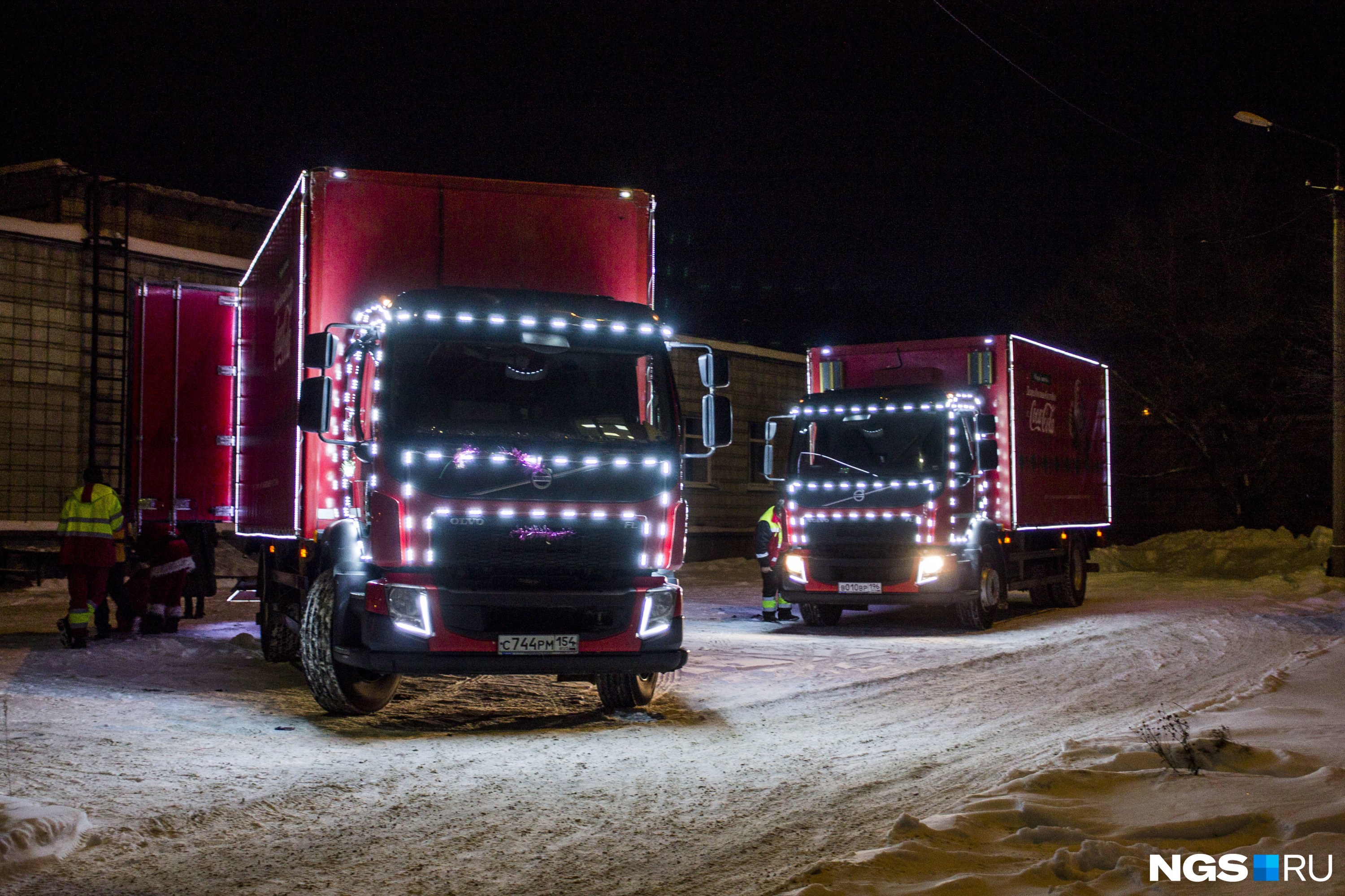 Новогодние грузовики были украшены лампочками