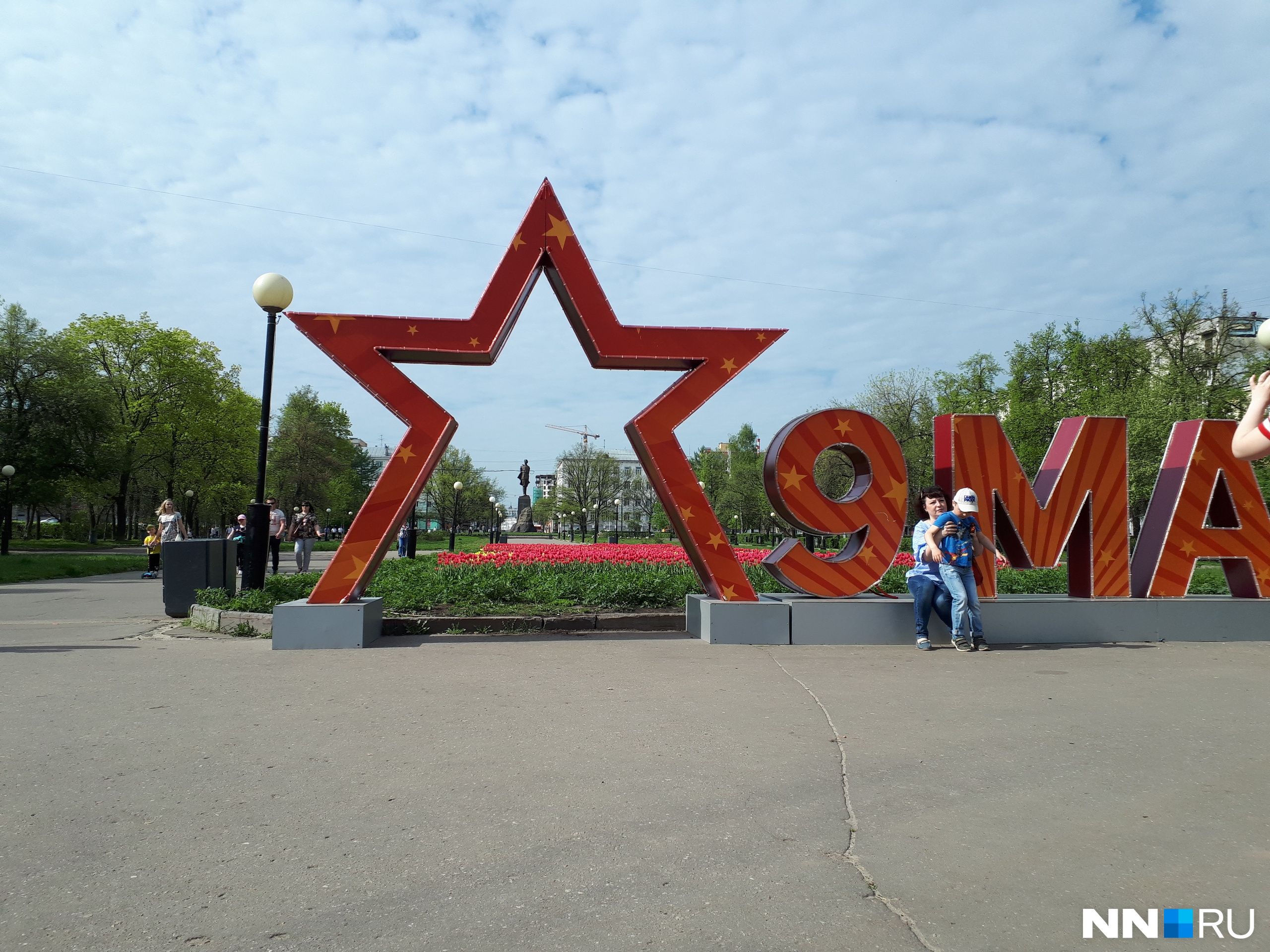 На площади Горького в честь праздника установили большую красную звезду На площади Горького в честь праздника установили большую красную звезду