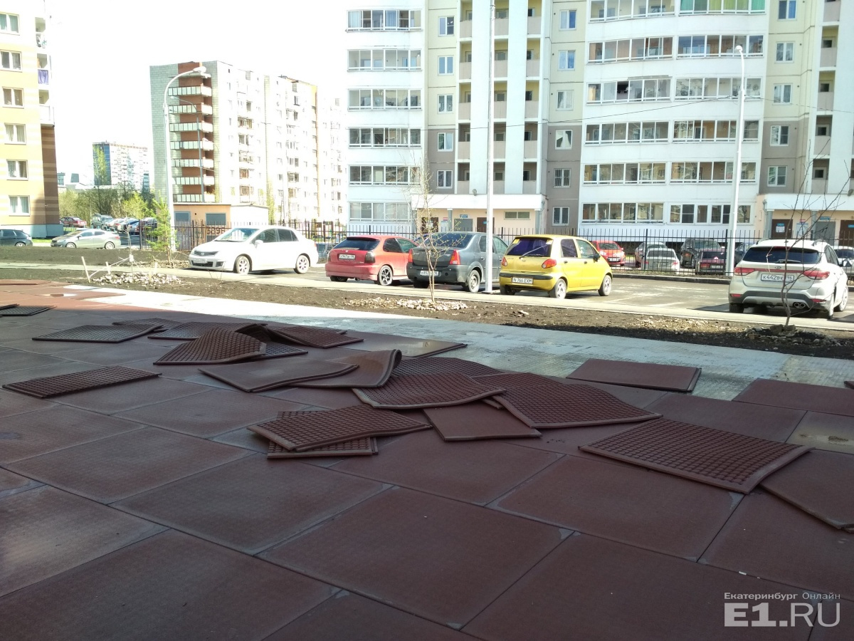 В ЖК «Калиновский» на Эльмаше ветер сорвал покрытие детской площадки