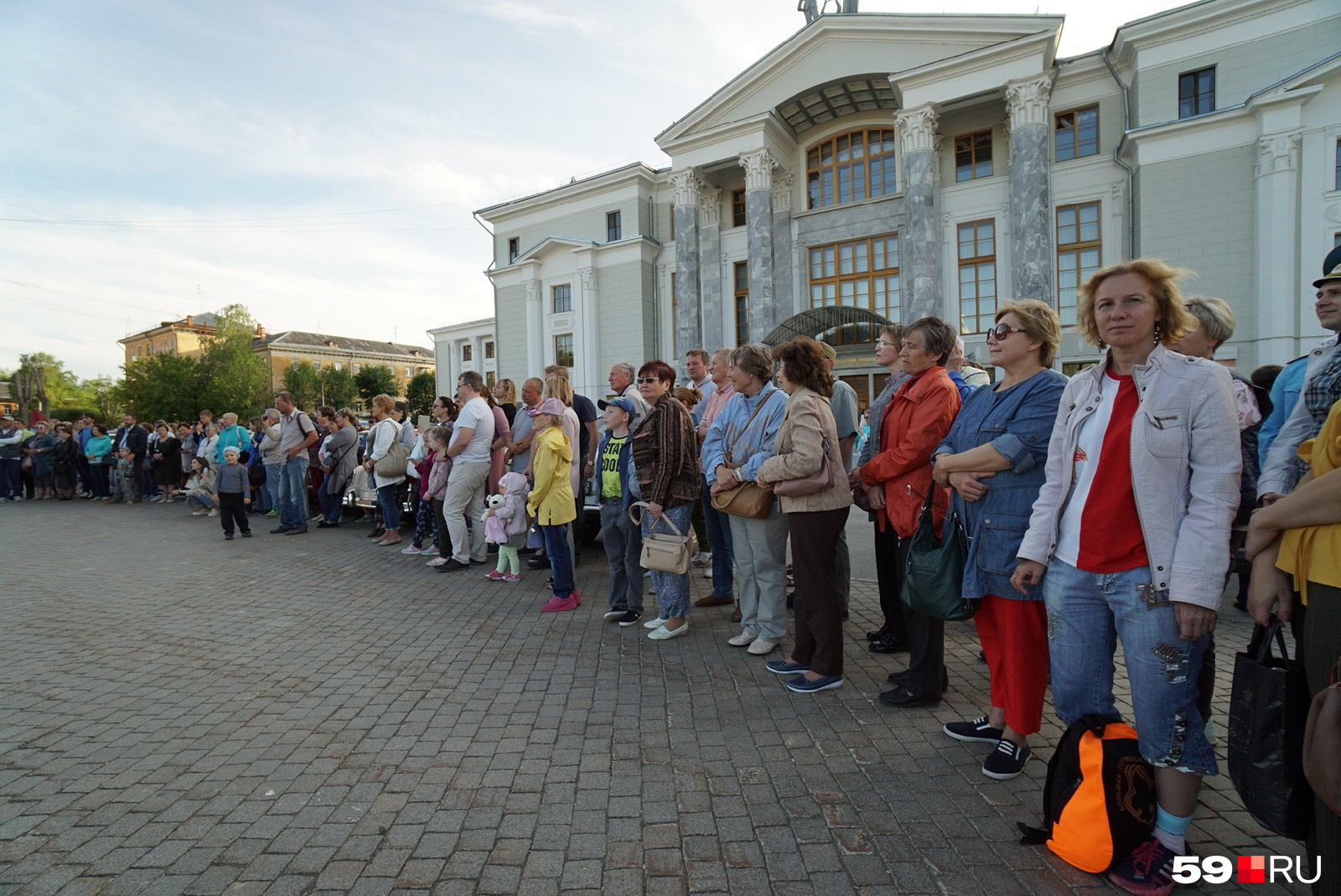 Зрители возле ДК имени Солдатова Зрители возле ДК имени Солдатова
