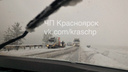 Водители на летней резине массово бьются на заснеженной трассе под Красноярском