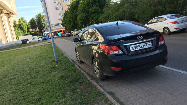 «Хозяевам жизни закон не писан»: ярославцев возмутил запарковавшийся на тротуаре автохам