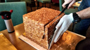 В новосибирском ресторане начали подавать гигантские торты: их режут ножом, нагретым на газовой горелке