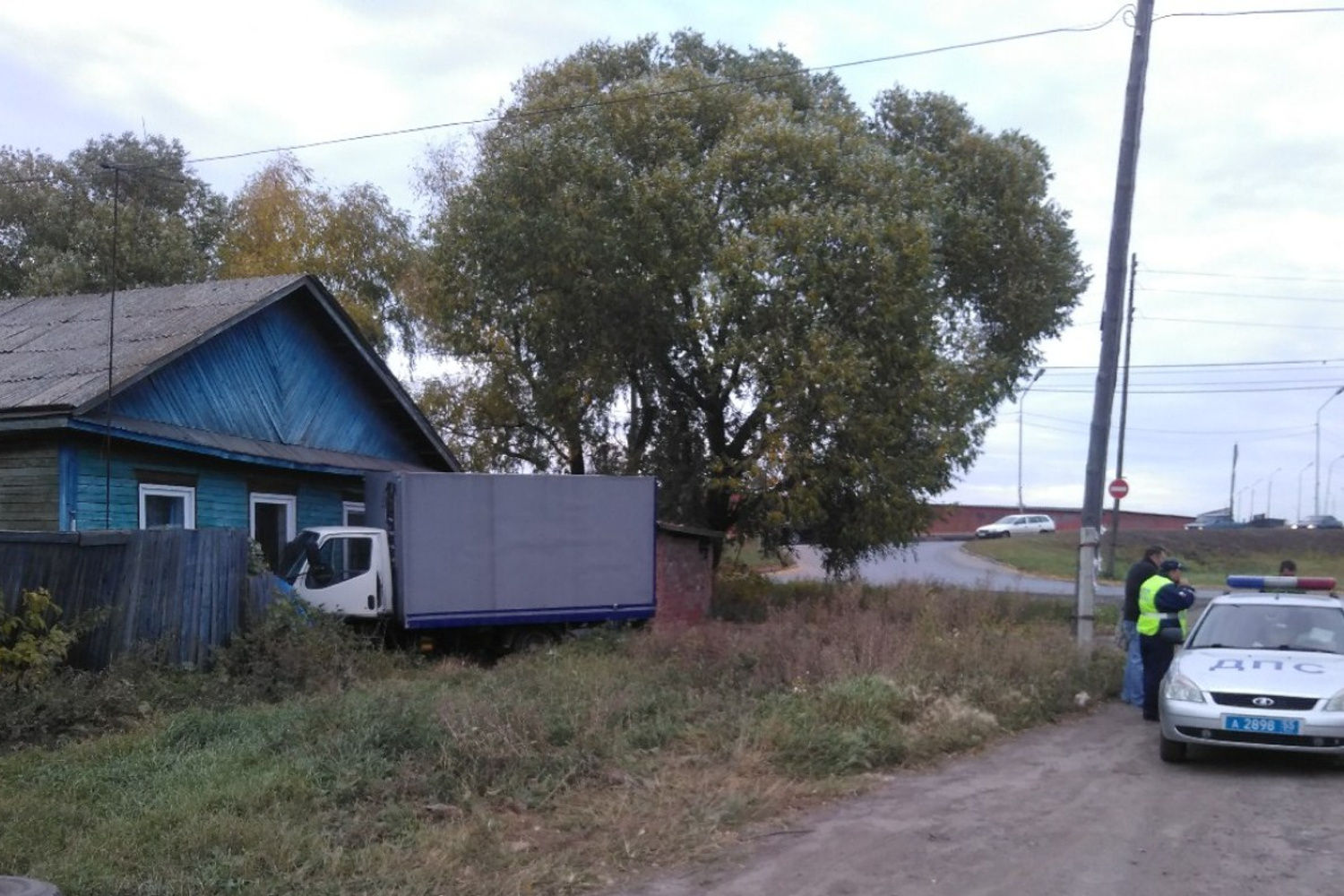 В Старом Кировске грузовик врезался в частный дом - 11 октября 2018 -НГС55