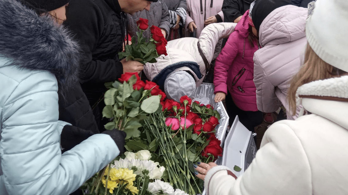 Гроб завалили цветами: на Урале похоронили Ксению Каторгину, убитую из-за Audi