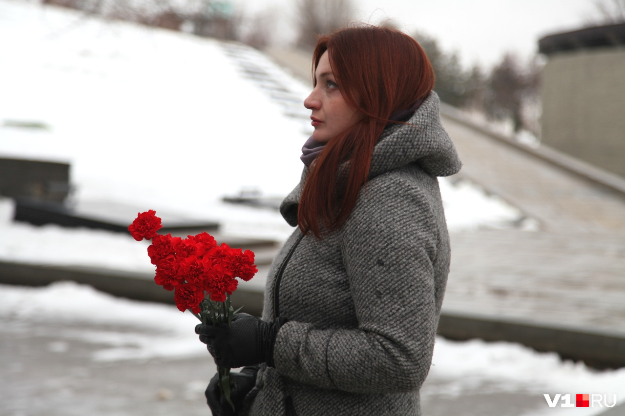 Внучка Анатолия Новикова не смогла сдержать слёзы, оказавшись у памятника, который создал её дед